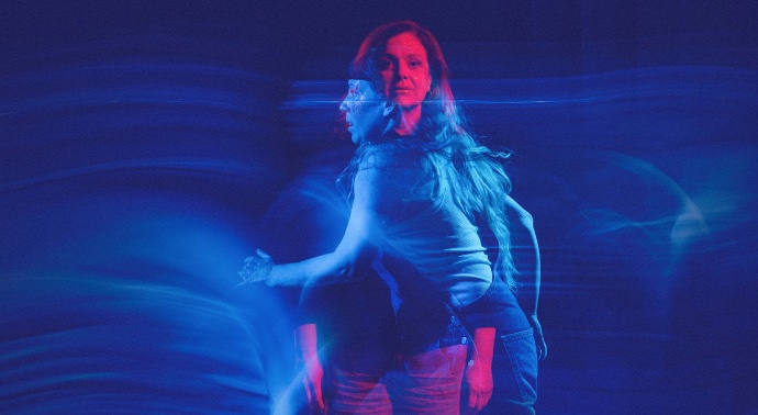 La femme ordinaire chevauchant un orignal